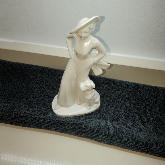 TRUE VINTAGE LADY AND DOG STATUE - Picture 3 of 3